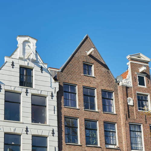 Strak schilderwerk aan woning in Amsterdam